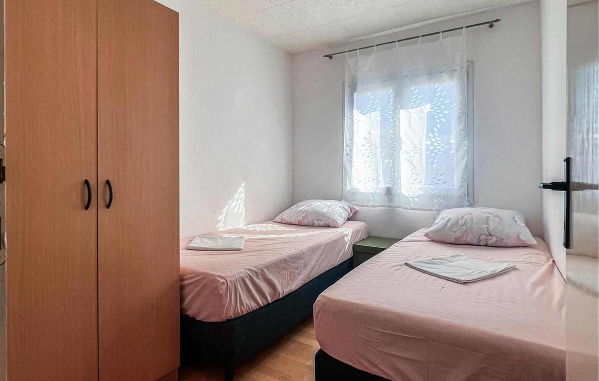 Beautiful Apartment In Vir With Wifi Kültér fotó