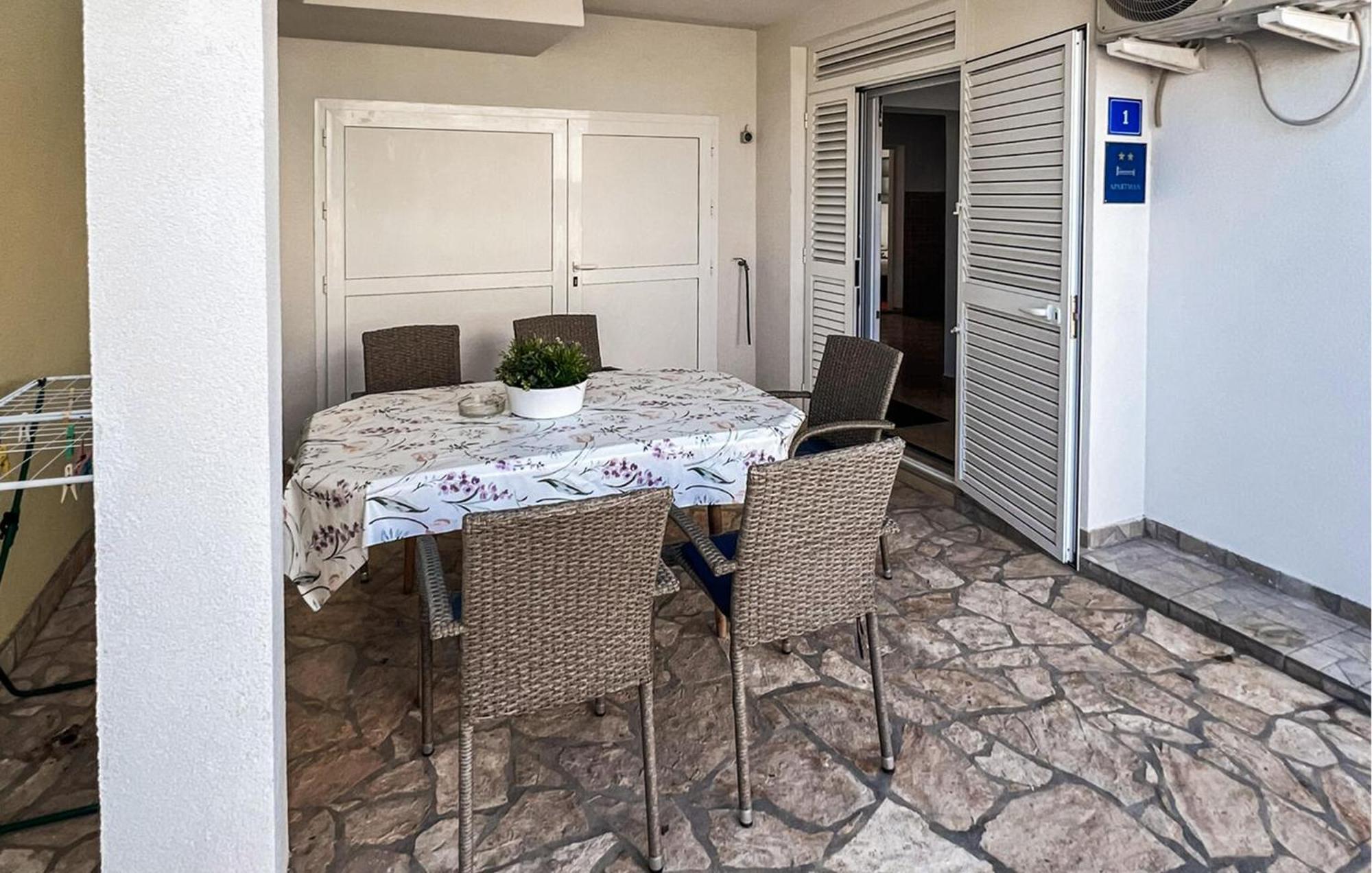Beautiful Apartment In Vir With Wifi Kültér fotó