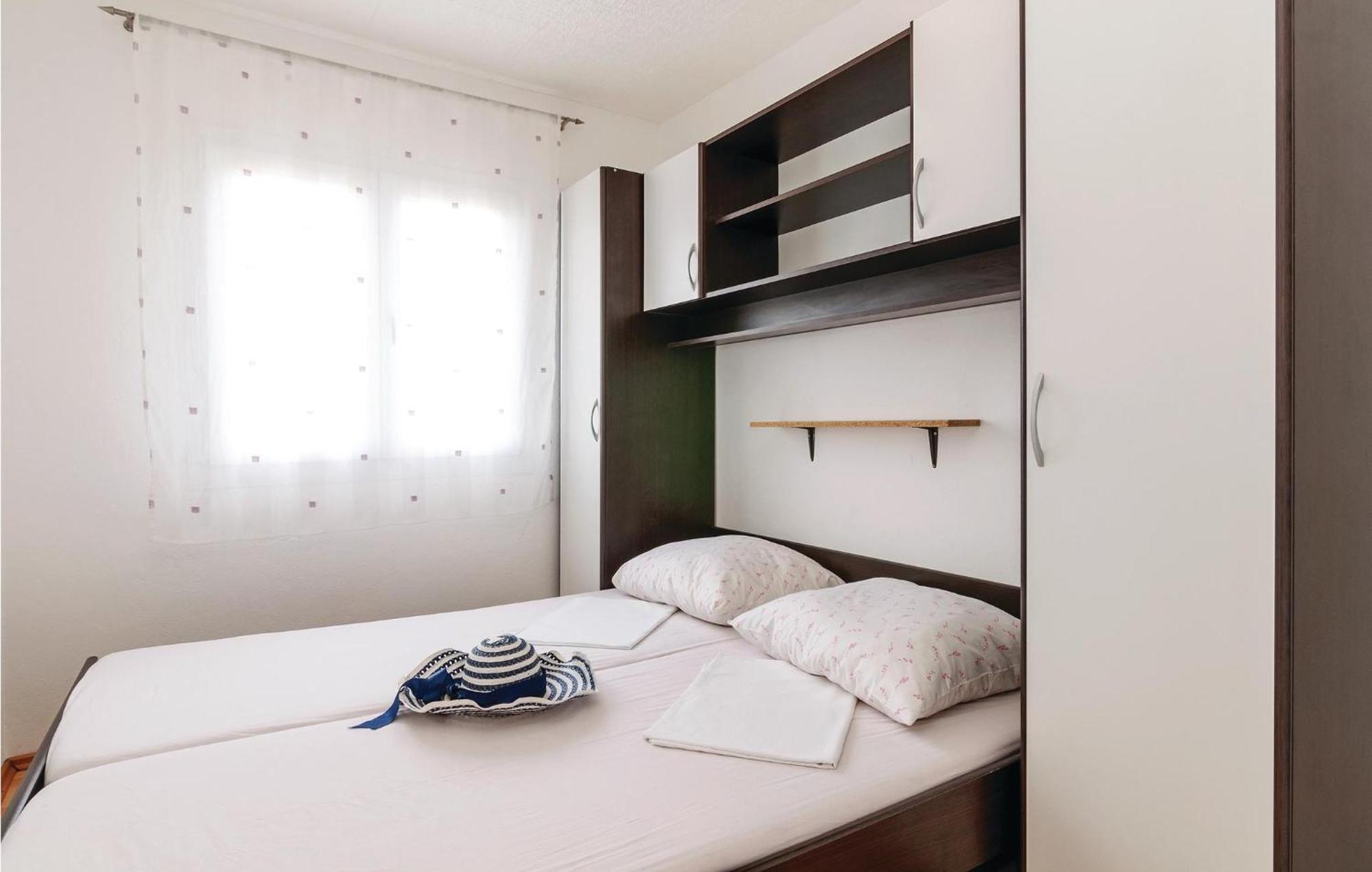 Beautiful Apartment In Vir With Wifi Kültér fotó